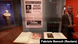 Bản sao cuốn sách của Adolf Hitler "Mein Kampf" (Cuộc đấu tranh của tôi) tại Viện Bảo tàng lịch sử Đức ở Berlin, ngày 13/10/2010.