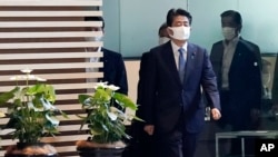 Thủ tướng Nhật bản Shinzo Abe đeo khẩu trang, tại Văn phòng Thủ tướng ở Tokyo hôm thứ Sáu 28/8/2020. Ông là thủ tướng tại chức lâu năm nhất của Nhật Bản. (AP Photo/Eugene Hoshiko)