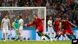 Cristiano Ronaldo của Bồ Đào Nha vui mừng sau khi ghi bàn san bằng tỉ số chung cuộc 3-3 với Tây Ban Nha trên bảng B, trong trận thi đấu ngày 15/6/18 tại Sochi, Nga.