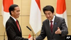 Tổng thống Indonesia Joko Widodo và Thủ tướng Nhật Bản Shinzo Abe tại cuộc họp báo chung ở Tokyo, ngày 23/3/2015.