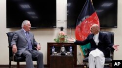 Ngoại trưởng Hoa Kỳ Rex Tillerson thảo luận với Tổng thống Afghanistan Ashraf Ghani, ngày 23/10/2017.