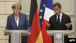 Thủ tướng Ðức Angela Merkel (trái) và Tổng thống Pháp Nicolas Sarkozy mở cuộc họp báo chung tại Ðiện Elysée, ở Paris hôm 16/8/11