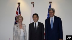 Từ trái: Ngoại trưởng Australia Julie Bishop, Ngoại trưởng Nhật Fumio Kishida, và Ngoại trưởng Mỹ John Kerry trước cuộc họp 3 bên bên lề hội nghị APEC trên đảo Bali, Indonesia, 4/10/13