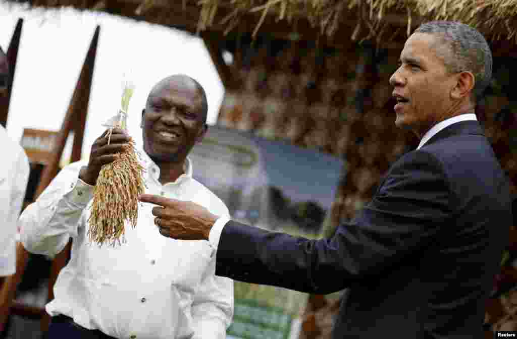 Tổng thống Mỹ Barack Obama thăm một hội chợ về lương thực ở Dakar, Senegal, ngày 28 tháng 6, 2013.