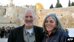 Ông Alan Gross và vợ tại Jerusalem năm 2005