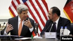 Ngoại trưởng Mỹ John Kerry và người đồng cấp Afghanistan Salahuddin Rabbani hội đàm ở Kabul hôm 9/4.