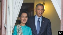 Tổng thống Hoa Kỳ Barack Obama và bà Aung San Suu Kyi tại tư gia của bà ở Rangoon năm 2014. (Ảnh tư liệu)