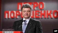 Ông Poroshenko tuyên bố chiến thắng sau cuộc thăm dò cử tri vừa đi bầu cho thấy ông chiếm được 56% phiếu, ngày 25/5/2014.