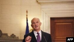 Thủ tướng Hy Lạp George Papandreou kêu gọi quốc hội nhanh chóng thông qua dự luật cắt giảm chi tiêu và tăng thuế của ông để tránh tình trạng phá sản và nợ nần