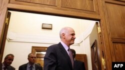 Thủ tướng Hy Lạp George Papandreou bước ra sau cuộc họp Nội các tại quốc hội ở Athens, 6/11/2011