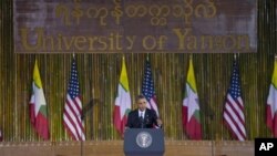 Tổng thống Obama phát biểu với sinh viên Miến Điện tại Đại học Yangon.