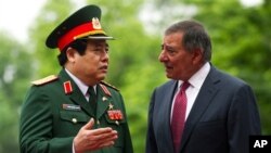 Bộ trưởng Quốc phòng Mỹ Leon Panetta đã đến Việt Nam và trở thành giới chức Mỹ cấp cao nhất đi thăm vịnh Cam Ranh