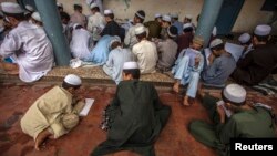 Học sinh trong lớp học của Trường Darul Uloom Haqqania, ngôi trường bị gọi là "Đại học Thánh chiến" đào tạo ra nhiều lãnh tụ của Taliban ở các tỉnh Akora Khattak, Khyber Pakhtunkhwa của Pakistan.