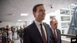 Ông Jared Kushner, con rể của Tổng thống Trump, trước khi bước vào phiên điều trần kín tại UB Tình báo Thượng, ngày 24/7/2017.