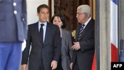 Tổng thống Pháp Nicolas Sarkozy (trái) và Tổng thống Palestine Mahmoud Abbas sau cuộc họp tại điện Elysee ở Paris