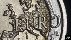 Nếu rời khối euro, Hy Lạp sẽ trở lại sử dụng đồng drachma trước đây, và các nhà phân tích nói đơn vị tiền tệ này sẽ bị giảm giá đáng kể so với đồng euro, làm cho hàng hóa nhập khẩu đắt đỏ hơn