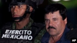 Trùm ma túy Joaquin "El Chapo" Guzman, phải, được các binh sỹ giải ra một chiếc máy bay trực thăng để đưa trở lại nhà tù hôm 8/1.