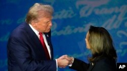 Kandida Prezidansyel Repibliken Donald Trump bay lanmen ak Kandida Prezidansyel Demokrat la, Vis Prezidan Kamala Harris pandan deba yo ke ABC News difize depi Filadelfi, 10 Septanm 2024. 