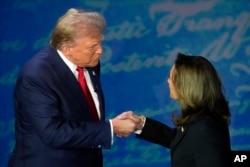 Kandida Prezidansyel Repibliken Donald Trump bay lanmen ak Kandida Prezidansyel Demokrat la, Vis Prezidan Kamala Harris pandan deba yo ke ABC News difize depi Filadelfi, 10 Septanm 2024.