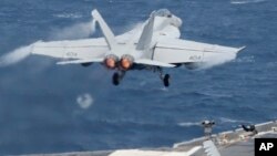 Một chiếc F/A-18 Hornet của Hải quân Mỹ.