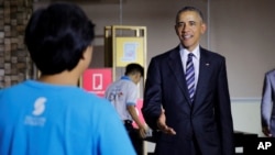 Tổng thống Hoa Kỳ Barack Obama nói chuyện với một nhân viên làm việc tại Dreamplex ở TpHCM, ngày 24/5/2016. 