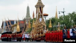 Linh cữu cố Quốc vương Bhumibol Adulyadej được rước tới Đài hóa thân trước Hoàng cung tại Bangkok, Thái Lan, ngày 26/10.2017. 