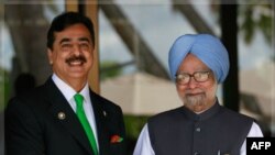 Thủ tướng Pakistan Yusuf Raza Gilani (trái) và Thủ tướng Ấn Độ Manmohan Singh tại Hội nghị thượng đỉnh SAARC ở Addu, 10/11/2011