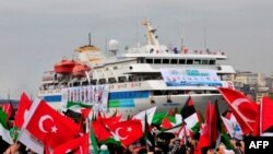 Hàng ngàn người vẫy cờ Thổ Nhĩ Kỳ và Palestine trong buổi lễ chào đón tàu Mavi Marmara, 26/12/2010