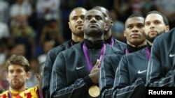 Ngôi sao bóng rổ Mỹ LeBron James và các đồng đội nghe bài quốc ca trong buổi lễ chiến thắng tại sân vận động North Greenwich, ngày 12/8/2012